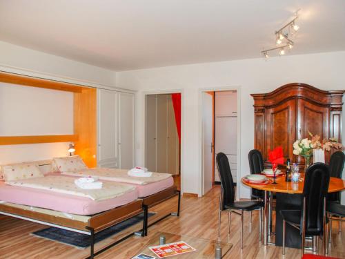 Postel nebo postele na pokoji v ubytování Apartment Residenza Lido-24 by Interhome