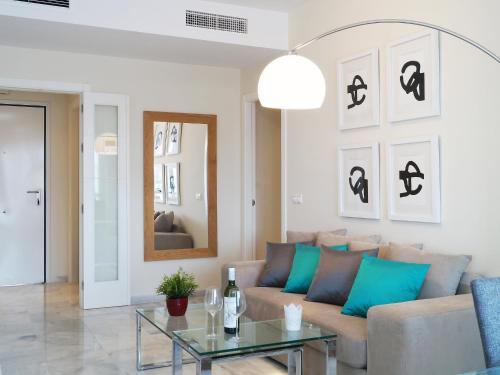 ein Wohnzimmer mit einem Sofa und einem Glastisch in der Unterkunft Apartment Cosmo Beach-1 by Interhome in Estepona