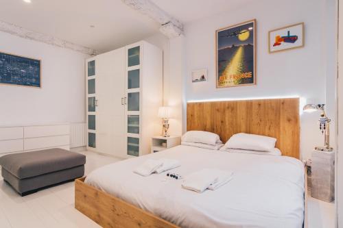 een slaapkamer met een groot bed met een houten hoofdeinde bij Plaza Nueva apartment by People Rentals in Bilbao