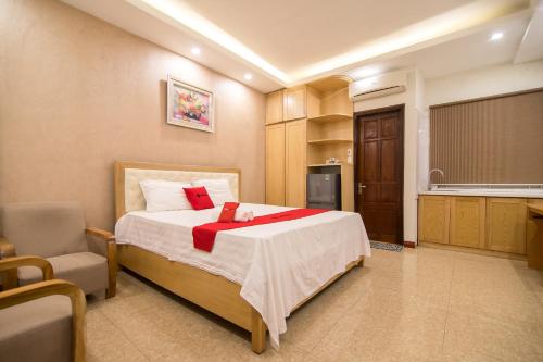 Säng eller sängar i ett rum på RedDoorz Newstyle Apartment Tran Duy Hung