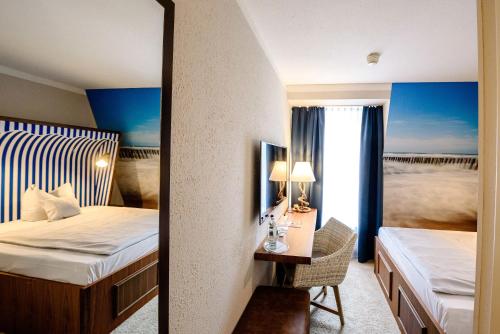 a hotel room with a bed and a mirror at Dorint Hotel Alzey/Worms in Alzey