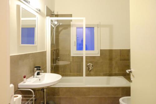 W łazience znajduje się umywalka i wanna. w obiekcie Splendid two room Suite we Florencji