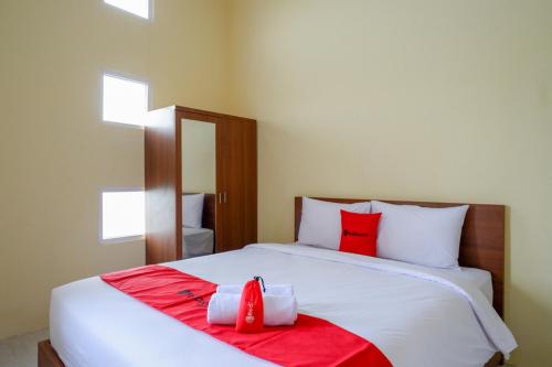 Ein Bett oder Betten in einem Zimmer der Unterkunft RedDoorz near Graha Saba Buana Solo