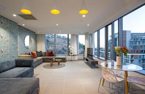 A seating area at 117 on Strand Apartments