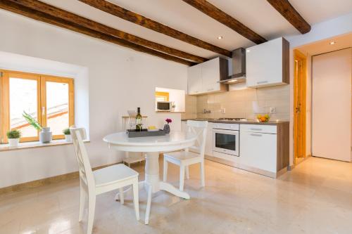 DeAmicis Studios by Irundo