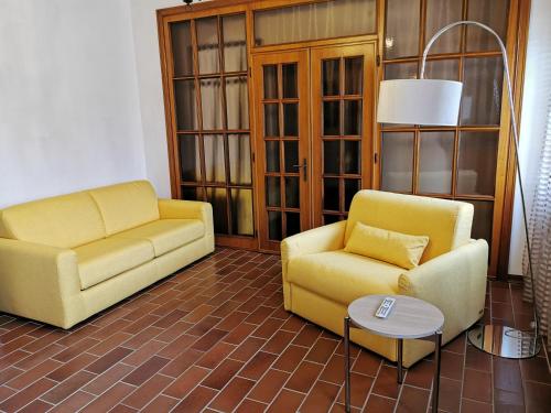 a living room with two chairs and a table at Appartamenti via Calnova in Noventa di Piave