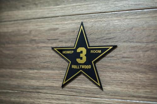 Certifikát, hodnocení, plakát nebo jiný dokument vystavený v ubytování HOLLYWOOD