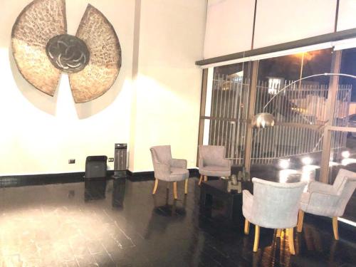 Un comedor con sillas y una mesa y un ventilador. en Miramar Reñaca 2 Dormitorios, en Viña del Mar