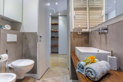 une salle de bain avec toilettes et lavabo dans l'établissement FLEURS 22 - City Center - Modern w Terrace, à Nice