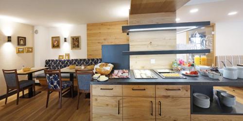 een keuken met een tafel en een eetkamer bij Haus Carola in Bad Füssing