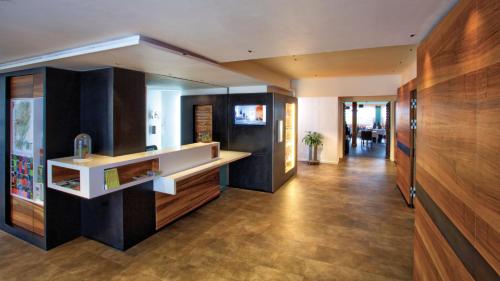 um corredor de uma casa com paredes e pisos de madeira em Logis Hotel Restaurant Spa Beau Site em Luxeuil-les-Bains
