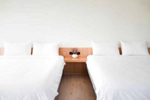 Una cama o camas en una habitación de Sunshine Liv.