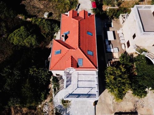 een uitzicht op een huis met een oranje dak bij Villa Tonika in Povlja