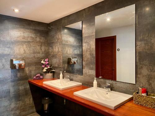 a bathroom with two sinks and a large mirror at Hostal Bonavista in Cervera