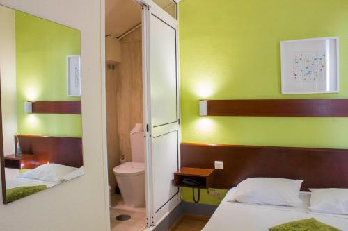 Ένα ή περισσότερα κρεβάτια σε δωμάτιο στο Hotel Estoril Porto