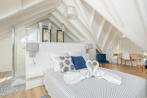 1 dormitorio con cama blanca con arco en CAZA TURQUOIZ en Rivière-Salée
