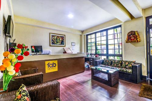 um átrio com uma sala de espera com um sofá em FabHotel Oak Ridge Retreat I em Gangtok