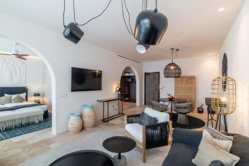 Télévision ou salle de divertissement dans l'établissement Villa Chinka by Astor Garden Hotel - Adults Only
