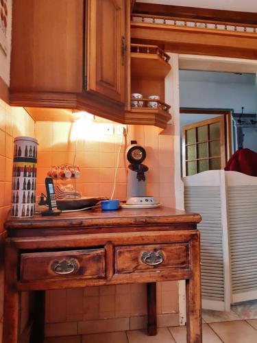 une cuisine avec une commode en bois dans l'établissement terroir de familles, à Écurey