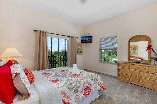 ダベンポートにあるThree-Bedroom Apartment Davenportのベッドとドレッサーと鏡のある寝室