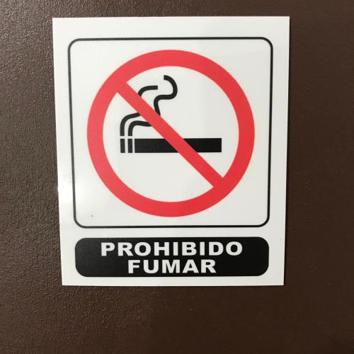 a sign on a wall with a no smoking sign at Hotel Mola in Puerto Iguazú