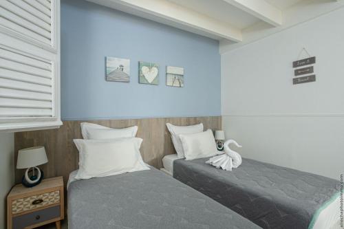 a bedroom with two beds and a swan toy at CAZA TURQUOIZ in Rivière-Salée