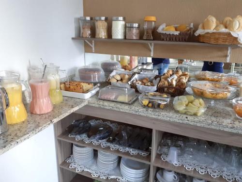 un buffet avec de nombreux types de nourriture différents dans l'établissement Pousada Santa Maria, à Euclides da Cunha