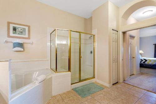 Um banheiro em Three-Bedroom Townhome Kissimmee