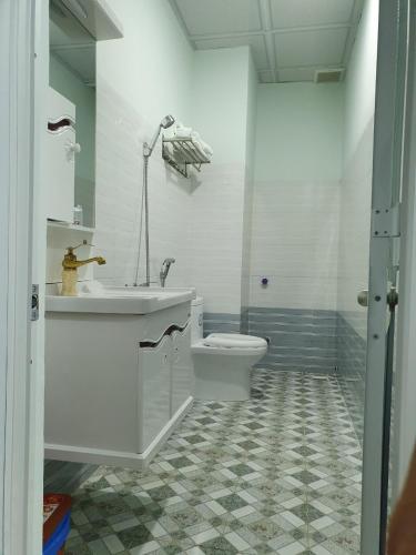 a bathroom with a sink and a toilet at Phuong Dung Hotel in Buon Ma Thuot