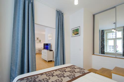 プラハにあるModern Apartment Charvátovaのベッドルーム1室(ベッド1台、大きな窓付)