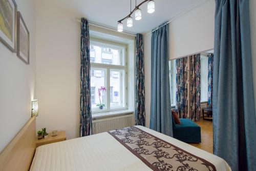 プラハにあるModern Apartment Charvátovaのベッドルーム(ベッド1台、窓付)