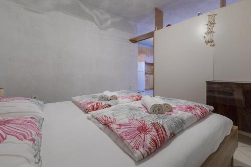 ein Schlafzimmer mit 2 Betten und Handtüchern darauf in der Unterkunft JOVANOVIC in Selce