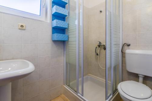 La salle de bains est pourvue d'une douche, de toilettes et d'un lavabo. dans l'établissement KOSTRENCIC, à Crikvenica