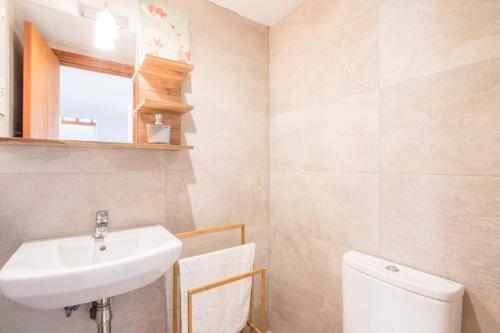 een badkamer met een wastafel en een toilet bij Botana 9 in Cala de Sant Vicent