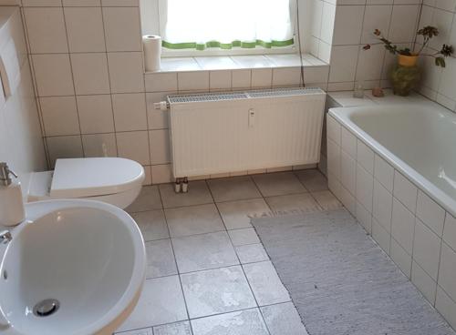 a bathroom with a sink and a toilet and a bath tub at Vorbeischauen in Plauen 2 in Plauen