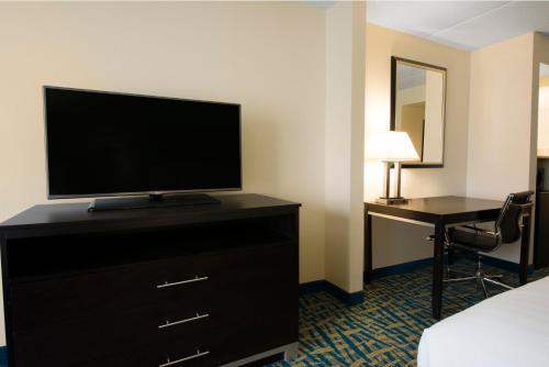 Μια τηλεόραση ή/και κέντρο ψυχαγωγίας στο Holiday Inn Savannah South - I-95 Gateway by IHG