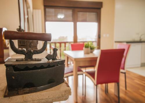 a kitchen and dining room with a table and chairs at La Arcadia de Portillo in Portillo