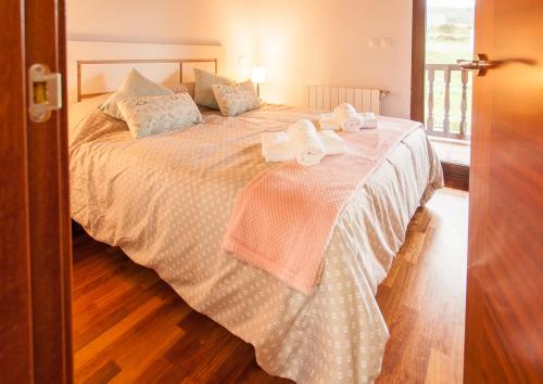 a bedroom with a bed with towels on it at La Arcadia de Portillo in Portillo