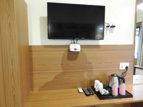 TV a/nebo společenská místnost v ubytování Babai Resort Pvt Ltd