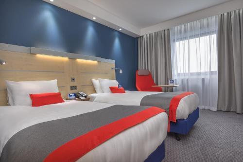 En eller flere senge i et værelse på Holiday Inn Express Kettering, an IHG Hotel