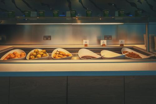 Makanan di atau berdekatan hotel