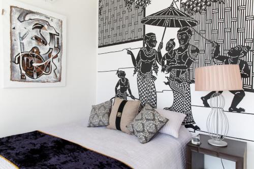 Schlafzimmer mit einem Bett mit einer schwarz-weißen Wand in der Unterkunft Villa Sanctuary Apsara in Bophut 