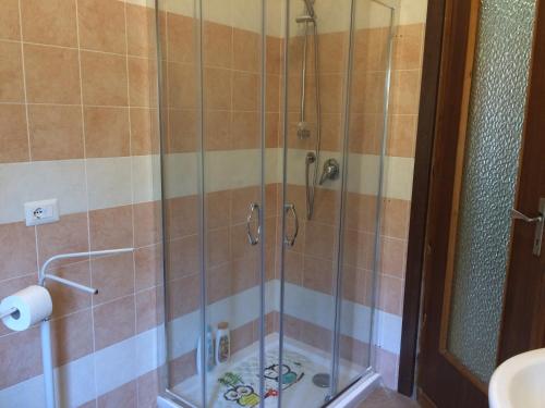 y baño con ducha y puerta de cristal. en Casa Maruca, en Gassino Torinese