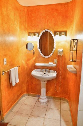 a bathroom with a sink and a mirror at La Casa de la Marquesa in Querétaro