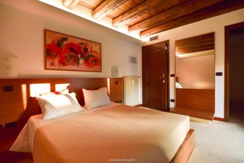 En eller flere senger på et rom på Hotel Quo Vadis