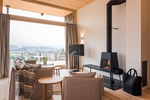 a living room with a couch and a fireplace at Der Jägersberg in Fischen