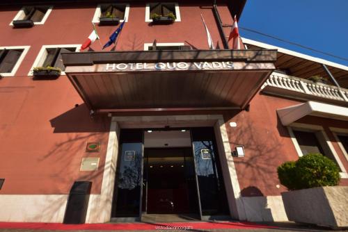 a hotel sub rates sign in front of a building at Hotel Quo Vadis in Udine