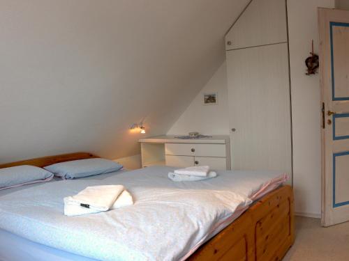 Postel nebo postele na pokoji v ubytování Historisches Kapitänshaus Breege