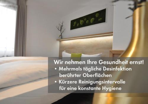 Una cama o camas en una habitación de Hotel Perlach Allee by Blattl