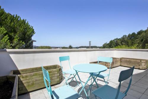 um pátio com cadeiras e uma mesa no telhado em Superb triplex with panoramic terrace - Bayonne - Welkeys em Baiona